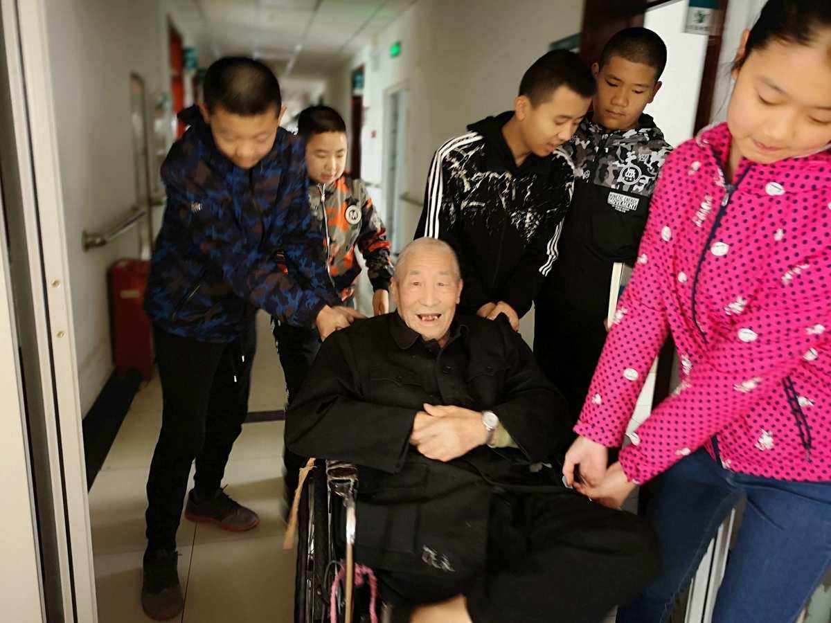 走进养老院送苹果新闻稿走进养老院志愿服务过程报告
