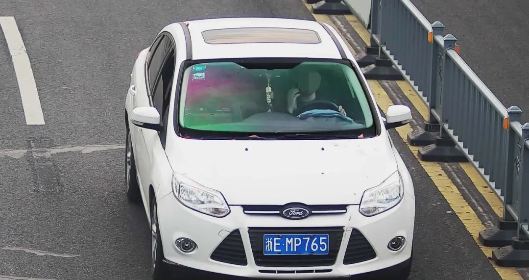 驾车玩手机新闻手机新闻app哪个好